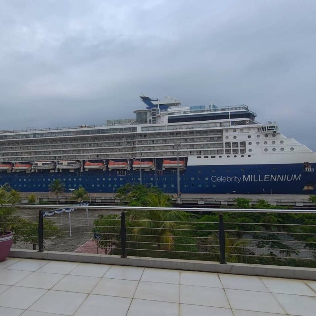 Kapal Pesiar Celebrity Millenium Bersandar di Gilimas