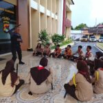 Asah Kemampuan Bela Diri, Saka Bhayangkara Polres Sumbawa Perdalam Teknik Drill Tongkat Polri