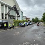 Satgas Kamseltibcar Lantas Ops Lilin Rinjani 2025 Amankan Arus Lalu Lintas di Depan Gereja, Ibadah Natal Berjalan Lancar