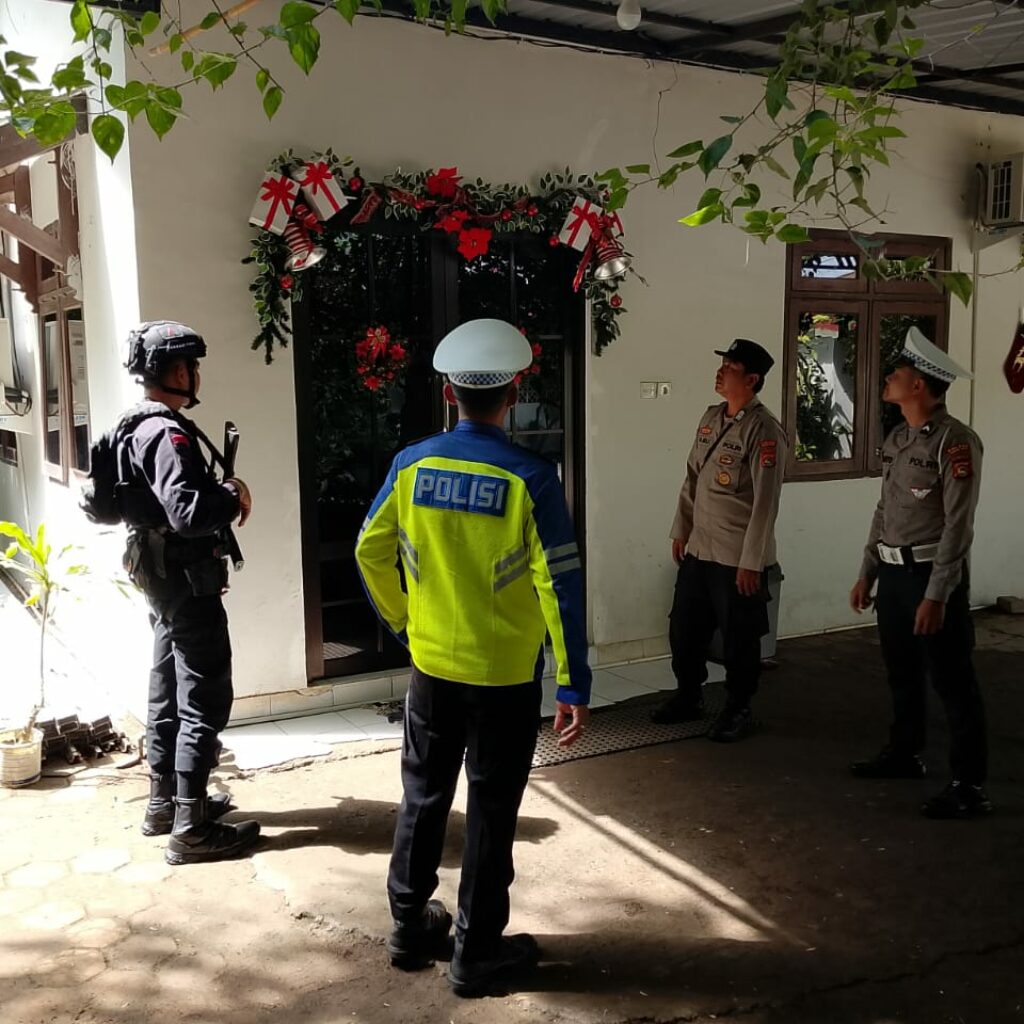 Polsek Maluk Monitoring dan Amankan Ibadah Jemaat Nasrani Katholik