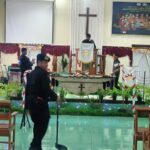Polres Bima Kota Bersama Subden 4 Den Gegana Sat Brimobda NTB Laksanakan Sterilisasi Gereja Jelang Ibadah Natal