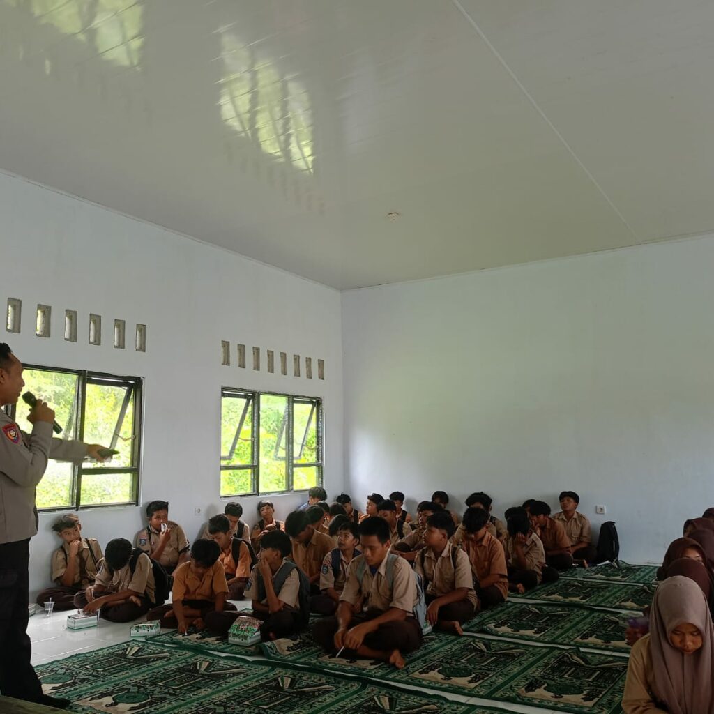 Polres Loteng Laksanakan Sosialisasi Pencegahan Pernikahan Usia Dini dan Bahaya NAPZA kepada Pelajar.