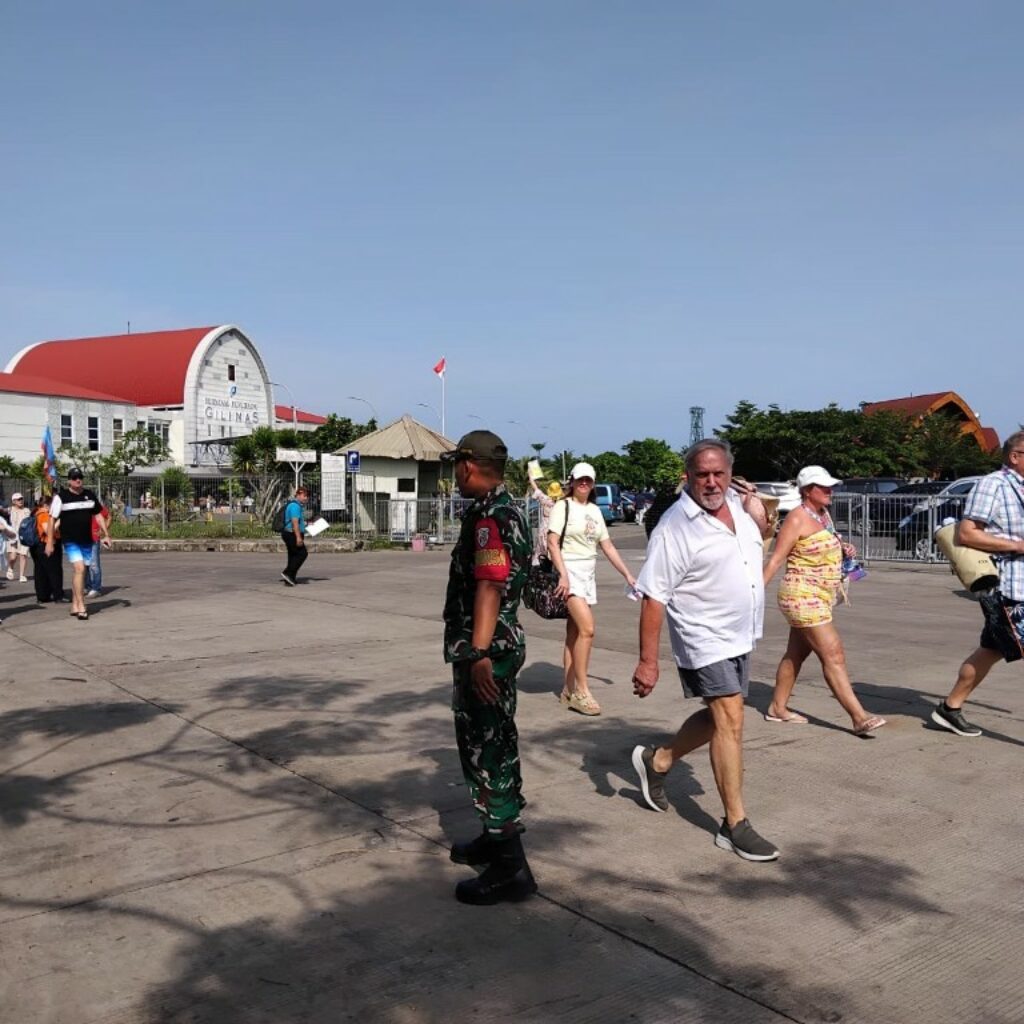 Kapal Pesiar Raksasa Sandar, Babinsa Hadir Layani Wisatawan