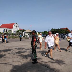 Kapal Pesiar Raksasa Sandar, Babinsa Hadir Layani Wisatawan