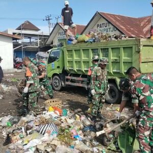 Babinsa dan Warga Sesela Bersihkan TPS Pasar