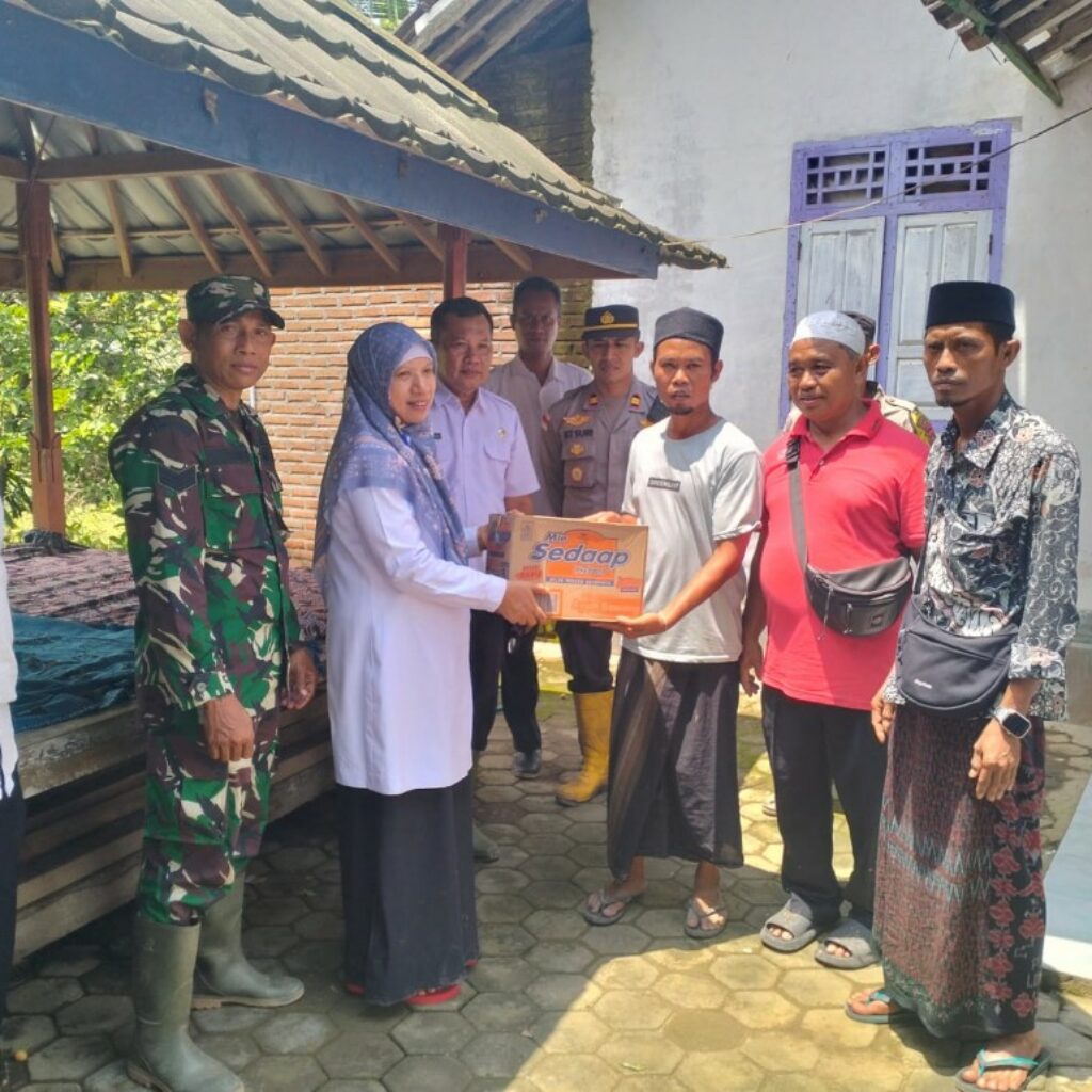 Negara Hadir, Babinsa Dampingi Bantuan Korban Banjir Sekotong