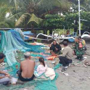 Sinergi TNI-Polri Lindungi Nelayan dari Cuaca Buruk