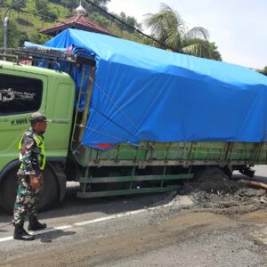 Babinsa Labuan Tereng Cegah Kemacetan Akses Pelabuhan Gilimas