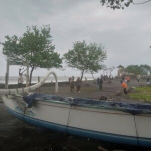 Pasca Banjir, Babinsa Ampenan Selatan Hidupkan Gotong Royong