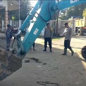 Bantuan Alat Berat Kapolri Dukung Pembersihan Lumpur Pasca Banjir di Pidie