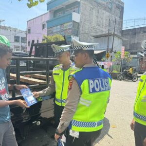 Sat Lantas Polres Bima Kota Laksanakan Pembagian Brosur dan Dikmas Lantas kepada Pengemudi Pick Up