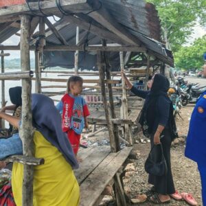 Sejumlah personel Satpolairud Polres Bima Polda NTB berseragam lengkap melaksanakan patroli pengamanan Wisata di Pantai Kalaki.