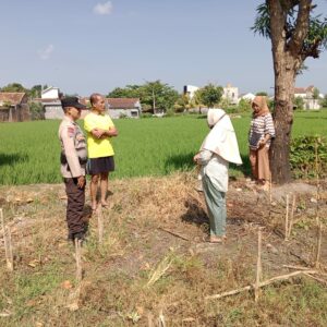 Bhabinkamtibmas Labuapi Ajak Warga Manfaatkan Lahan Kosong