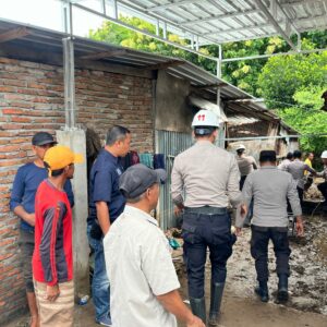 Polres Dompu Bersama Pemda dan TNI Tangani Banjir di Kecamatan Hu’u, Warga Terima Bantuan dan Pembersihan Rumah
