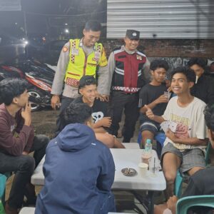 Personel Piket Jaga Polsek Seteluk Gelar Patroli Dialogis, Sampaikan Imbauan Musim Penghujan dan Cegah Hoaks