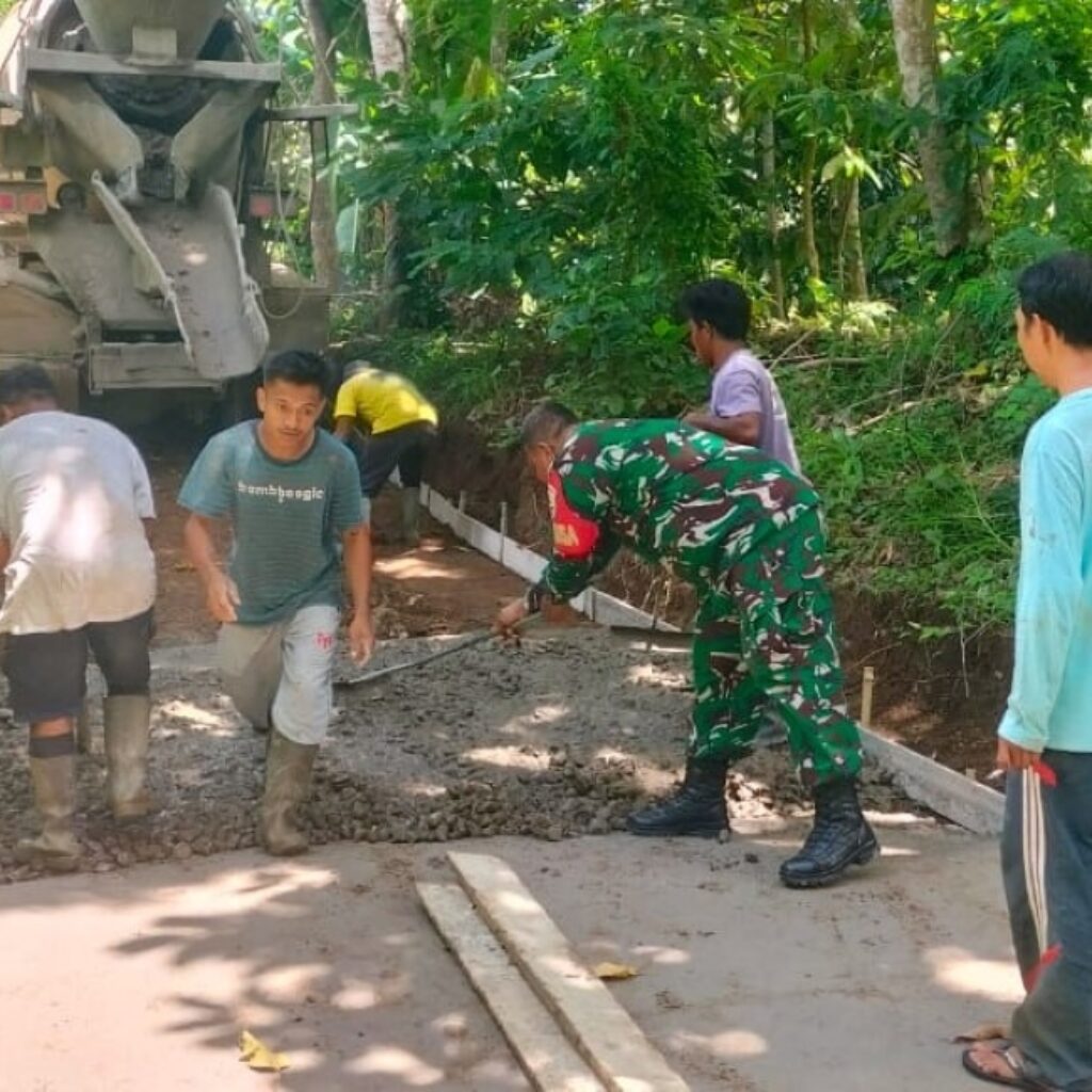 Sinergi TNI dan Warga Perkuat Akses Jalan Dusun