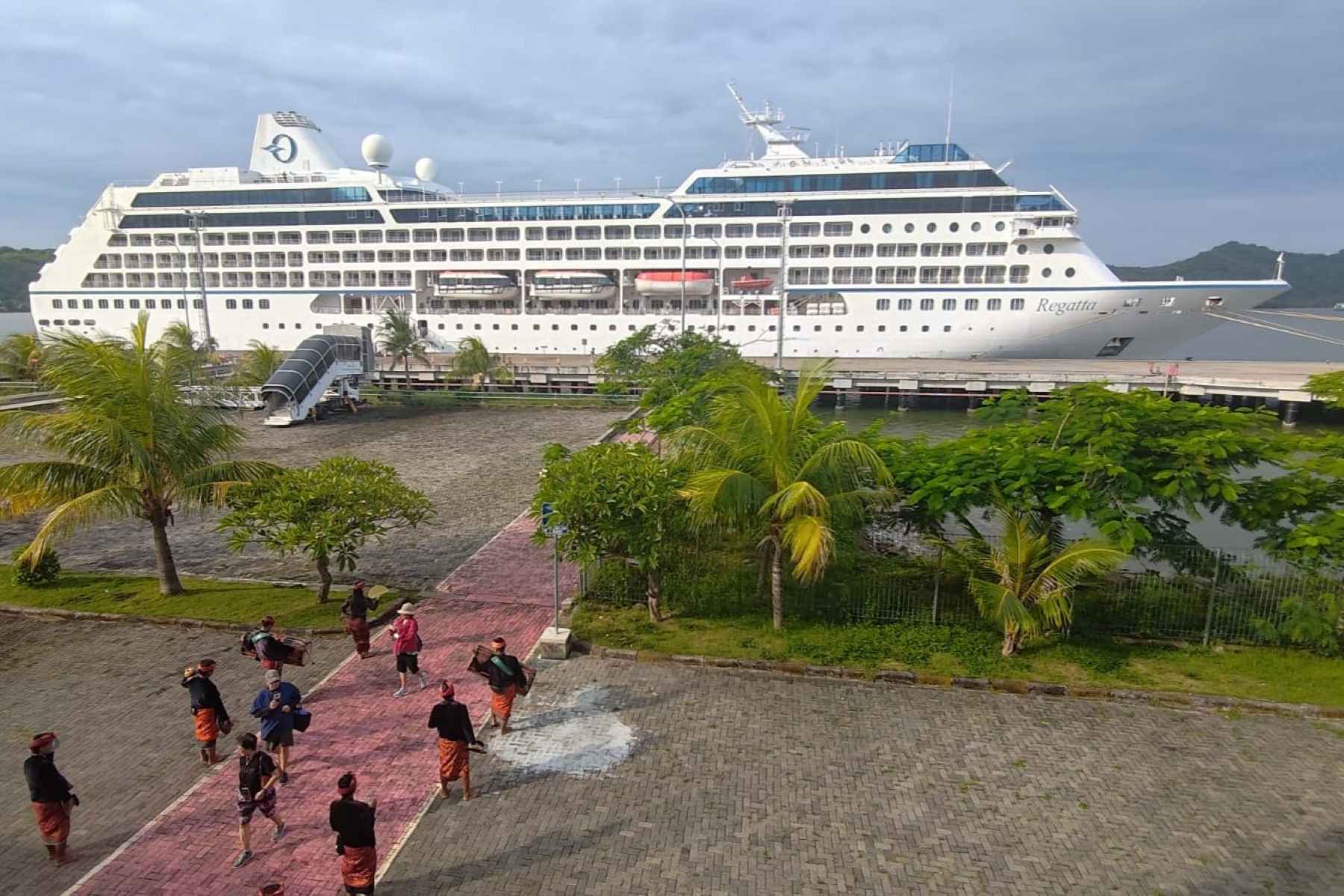 Awal Tahun 2026, Kapal Pesiar MS Regatta Bawa 620 Wisman ke Lombok