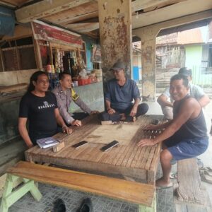 Bhabinkamtibmas Polres Bima Kota Sambang Warga, Himbau Jaga Keamanan dan Sosialisasikan Layanan 110