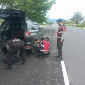 Mobil Pecah Ban di Jalur Cepat, Polisi Lombok Barat Sigap Beri Bantuan