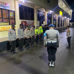 Sie Propam Polres Dompu Laksanakan Pengawasan Apel Malam Piket Jaga