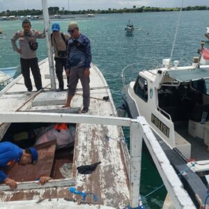 Singgah di Pulau Maringkik, 6 Orang Imigran Gelap Ditangkap Polisi dan diserahkan ke Imigrasi.