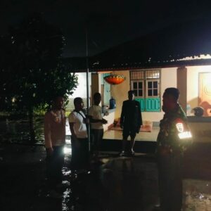 Babinsa dan Aparat Desa Sigap Tangani Banjir Kuripan