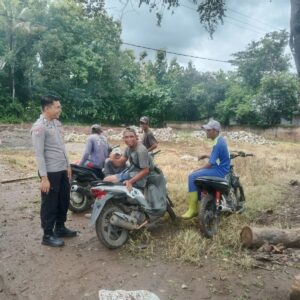 Pererat Silaturahmi, Bhabinkamtibmas Desa Lab Bontong Gencarkan Sambang Desa dan Sosialisasi Kamtibmas