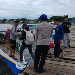 Melalui Kegiatan Binmas Satpolairud Polres Bima Imbau Warga Pesisir dan Nelayan Waspada Cuaca Ekstrim