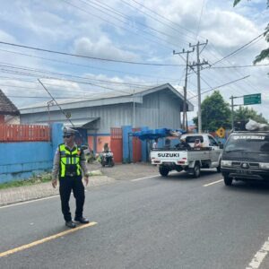 SAT LANTAS POLRES DOMPU GELAR STRONG POINT SIANG, WUJUDKAN KAMSELTIBCAR LANTAS YANG PRESISI