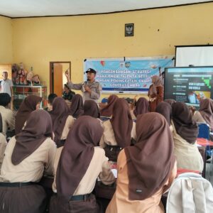 Kanit Binmas Polsek Seteluk Laksanakan Sosialisasi Bahaya Narkoba dan Tertib Berlalu Lintas di SMPN 1 Seteluk