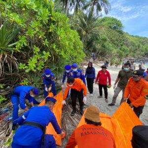 Polairud Polda NTB Evakuasi Jenazah Perempuan Ditemukan di Pesisir Lombok Utara