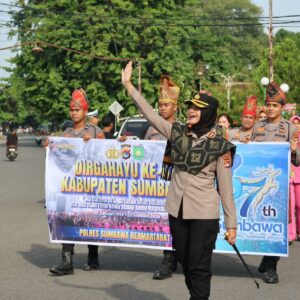 Polres Sumbawa Kawal Ribuan Peserta Karnaval “Batedung Tuntang” Rayakan HUT Sumbawa Ke-67