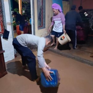 Personel Polres Sumbawa Terjun Langsung Bantu Warga Terdampak Luapan Sungai di Empang dan Tarano