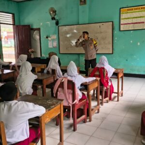 Bhabinkamtibmas Desa Banjar Dampingi Distribusi MBG, Sekaligus Edukasi Hukum dan Tertib Lalu Lintas di SDN Banjar