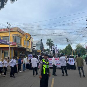 Pemantauan dilakukan oleh BKTM Kelurahan Simpasai Polsek Woja AIPDA Haerudin terhadap lahan jagung milik Bapak Jainudin (40) dengan luas sekitar 1 hektar (100 are). Jagung yang ditanam merupakan varietas NK Sumo 7328, dengan umur tanaman memasuki 50 hari dan diperkirakan akan memasuki masa panen pada pertengahan bulan Maret 2026, dengan estimasi hasil panen sekitar ± 8 ton JPK.  Dalam kegiatan tersebut, Bhabinkamtibmas Kelurahan Simpasai AIPDA Haerudin memberikan motivasi serta semangat kepada warga binaannya agar terus mengembangkan sektor pertanian sebagai penopang ketahanan pangan dan peningkatan kesejahteraan masyarakat.  “Kami mengimbau agar para petani terus berinovasi dalam memanfaatkan lahan pertanian maupun lahan pekarangan yang tersedia serta selalu berkoordinasi dengan PPL apabila mengalami kendala teknis maupun kesulitan dalam mendapatkan sarana dan prasarana pertanian,” ujar AIPDA Haerudin.  Sementara itu, Kapolsek Woja IPTU Muh. Norkurniawan, S.H. menyampaikan bahwa kegiatan pemantauan lahan jagung ini merupakan bagian dari komitmen Polsek Woja dalam mendukung program pemerintah di bidang ketahanan pangan.  “Melalui peran aktif Bhabinkamtibmas, Polri hadir untuk memberikan pendampingan dan rasa aman kepada para petani sehingga produktivitas pertanian dapat terus meningkat dan berdampak pada kesejahteraan masyarakat,” ungkap IPTU Norkurniawan.  Secara terpisah, Kapolres Dompu AKBP Sodikin Fahrojin Nur, S.I.K. melalui Kasi Humas Polres Dompu IPTU I Nyoman Suardika memberikan apresiasi atas pelaksanaan kegiatan pemantauan yang dilakukan jajaran Polsek Woja.  “Kegiatan pemantauan lahan pertanian ini merupakan wujud nyata dukungan Polri terhadap program ketahanan pangan nasional. Sinergi antara Polri, petani, dan instansi terkait diharapkan mampu mewujudkan kemandirian pangan serta meningkatkan kesejahteraan masyarakat,” jelas IPTU Nyoman.  Selama kegiatan berlangsung, situasi terpantau aman, tertib, dan lancar, serta mendapat respons positif dari warga setempat.