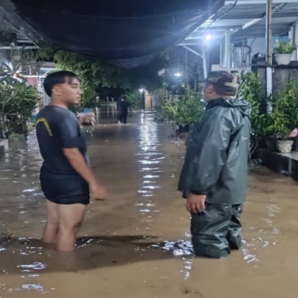 Dini Hari, Babinsa Turun Langsung Awasi Banjir Perumahan