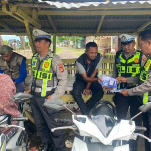 Sasaran Komunitas Ojek, Unit Kamsel Satlantas Polres Bima Sosialisasikan Keselamatan Berlalulintas