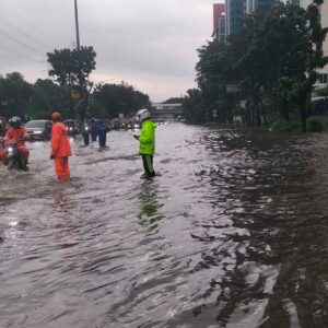 Banjir Rendam Sejumlah Ruas Jalan Jakarta, Brimob–Lantas–Polair PMJ Bergerak Cepat, Polri Siagakan 128.247 Personel Secara Nasional