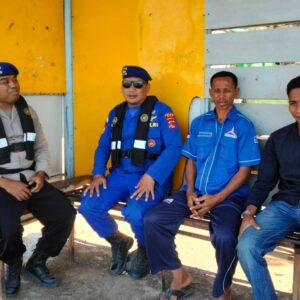 Melalui Program Binmas, Satpolairud Polres Bima Sambangi Warga Pesisir dan Sampaikan Himbauan Keselamatan Beraktifitas di Laut