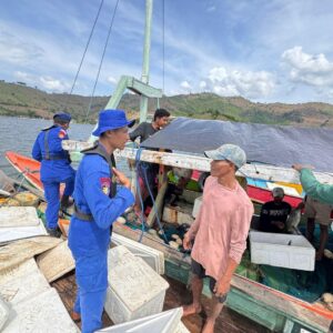 Antisipasi Potensi Kejahatan di Jalur Laut, Satpolairud Polres Bima Sambangi Nelayan dan ABK dalam Program Binmas