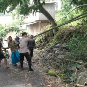 Angin Kencang 17 Atap Rumah Warga di Desa O,o Rusak, Kapolsres Bima Tekankan Bhabinkamtibmas Sigap Bantu Warga