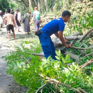 Personel Ditpolairud Polda NTB Bantu Warga Singkirkan Pohon Tumbang di Lombok Barat