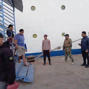 Polsek Kawasan Pelabuhan Laut Bima Laksanakan Pengamanan KM Lawit Saat Embarkasi dan Debarkasi Penumpang