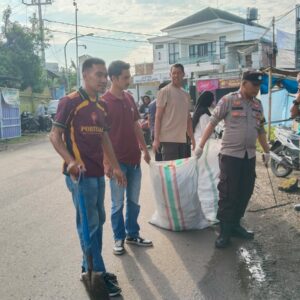 Polsek Asakota Bersama Lurah se-Kecamatan Asakota Laksanakan Gotong Royong Wujudkan Program Kota Bima BISA