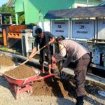 Bhabinkamtibmas Desa Tamekan Bersama Warga Gotong Royong Bersihkan Saluran Air