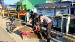 Bhabinkamtibmas Desa Tamekan Bersama Warga Gotong Royong Bersihkan Saluran Air