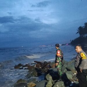 Cuaca Ekstrem, Babinsa Jempong Baru Pantau Gelombang Laut