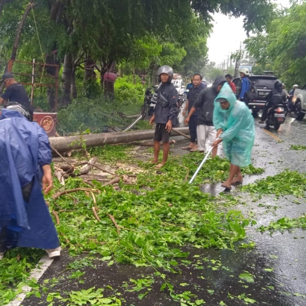 Sinergi TNI dan Warga Hadapi Dampak Cuaca Ekstrem