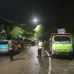 ‎Polres Loteng Datangi TKP Tiang Listrik Tumbang Akibat Cuaca Buruk di Kuta Akibat ‎